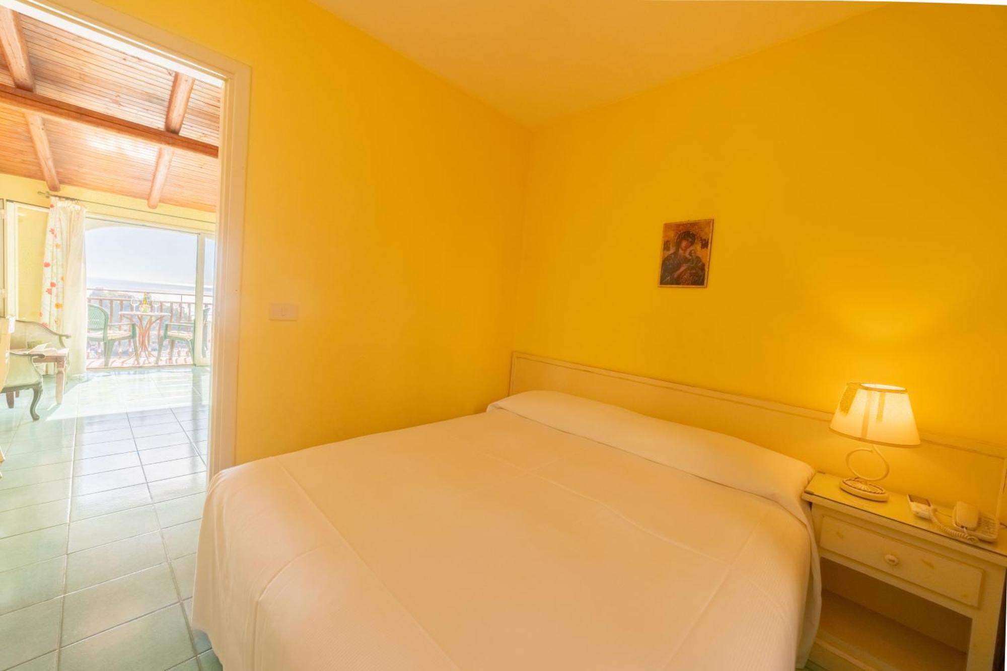 Mendolia Beach Hotel Таормина Стая снимка